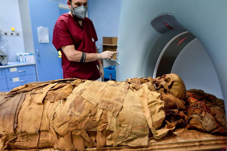 Hospital da Itália usa tomógrafo para descobrir segredos de múmia egípcia