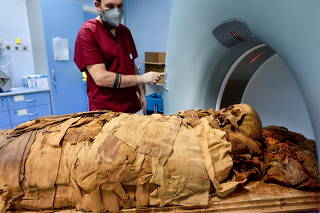 Egito antigo se encontrou com a tecnologia médica moderna quando uma múmia foi submetida a uma tomografia em um hospital da Itália