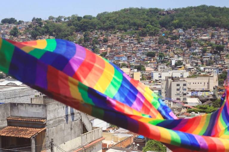 Bandeira do arco-íris, que representa a comunidade LGBT, tremula em frente a favela 