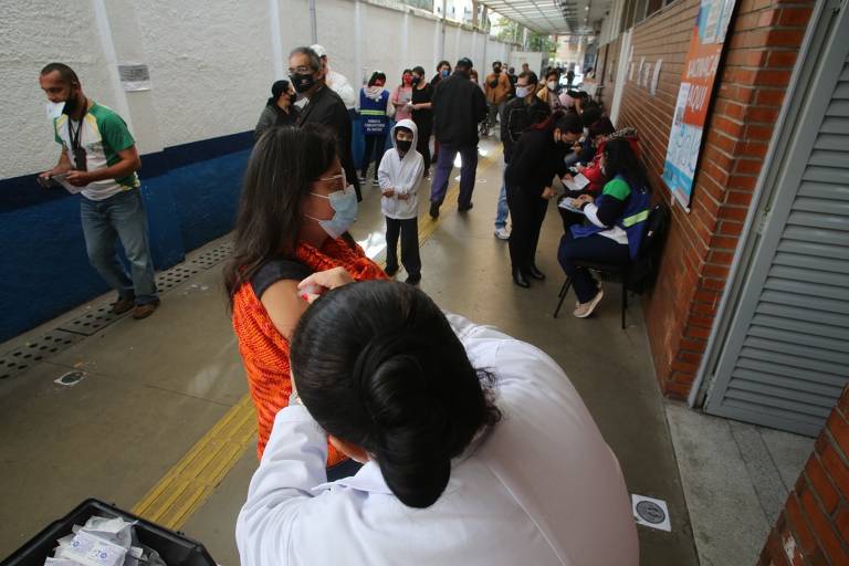 São Paulo retoma vacinação contra a Covid-19 de adultos com 49 anos ou mais
