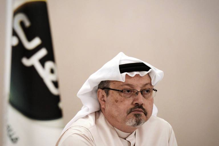 Jamal Khashoggi, então gerente geral da Alarab TV, participa de uma coletiva de imprensa na cidade de Manama, Bahrein, em dezembro de 2014. 
