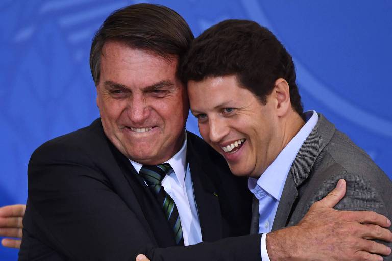 Bolsonaro repete padrão e entrega último anel ideológico com saída de Salles