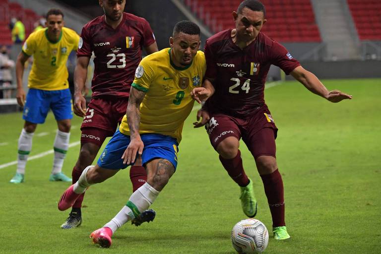 O camisa 9 da seleção brasileira, Gabriel Jesus, disputa a bola com o número 24 da Venezuela, Bernaldo Manzano
