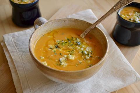 Sopa de cenoura com gorgonzola