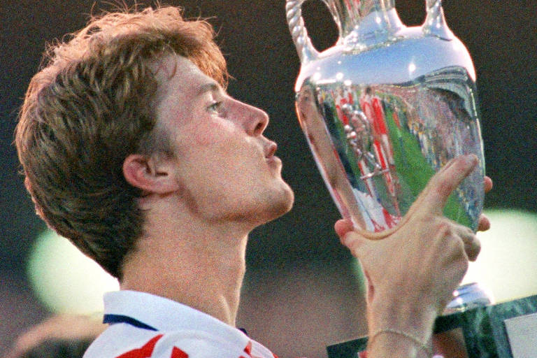 Brian Laudrup beija a taça quando a Dinamarca foi campeã da Eurocopa de 1992