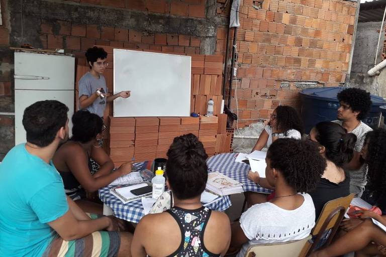 Aula da ONG Unifavela no Complexo da Maré, no Rio de Janeiro