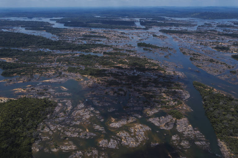 Águas amazônicas divididas por pedras, formando o que parecem ser pequenos rios