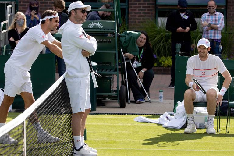 Federer apoiado na rede ao lado do seu treinador e Andy Murray sentado em cadeira à beira da quadra