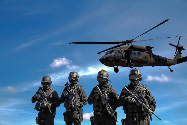 Helicóptero sobrevoa soldados com armas
