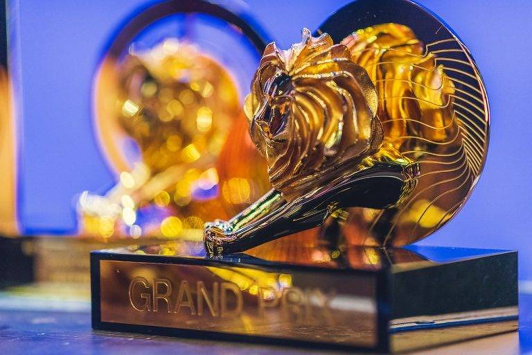 Troféu de Cannes, com um leão dourado e uma base com uma placa escrito Grand Prix