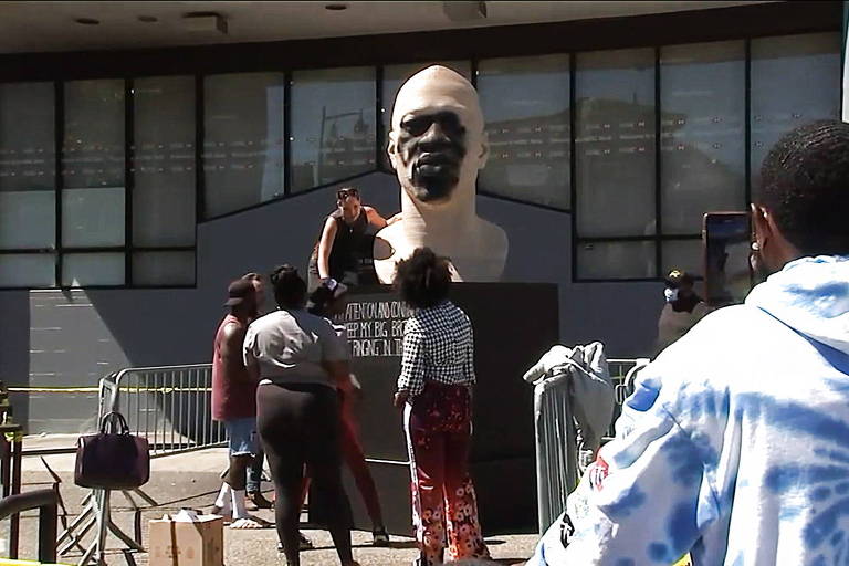 Estátua em homenagem a George Floyd em Nova York foi vandalizada nesta sexta (25)
