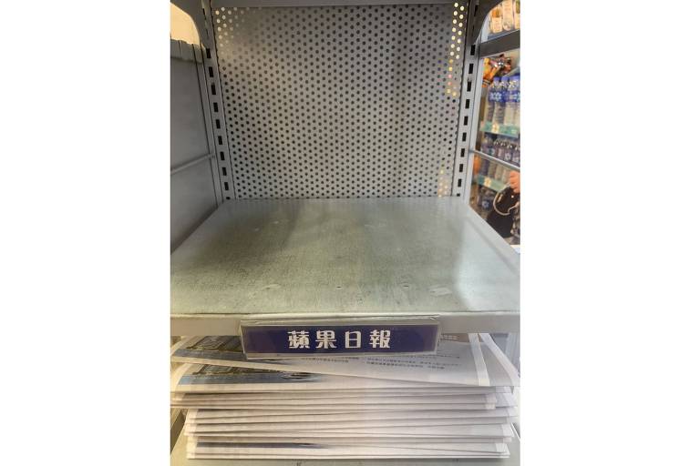 Prateleira em loja de Hong Kong onde antes era vendido o jornal Pingguo Ribao ou Apple Daily