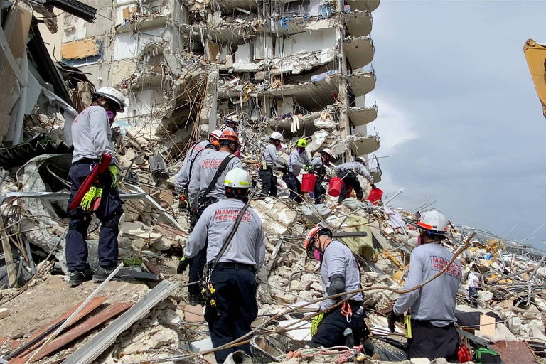 Equipes de resgate buscam sobreviventes entre escombros de prédio colapsado em Surfside, na Flórida