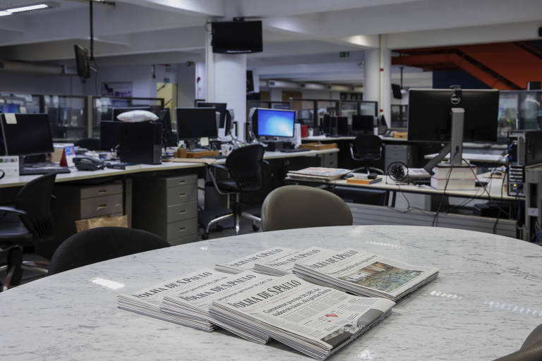 mesa com jornais impressos na redação da folha