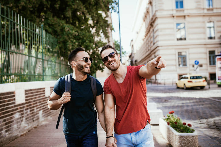 O publicitário Germán Henao, 32 (de camiseta preta), e seu namorado, o educador físico Krisztián Tornyosi, 33, em Budapeste, onde moram