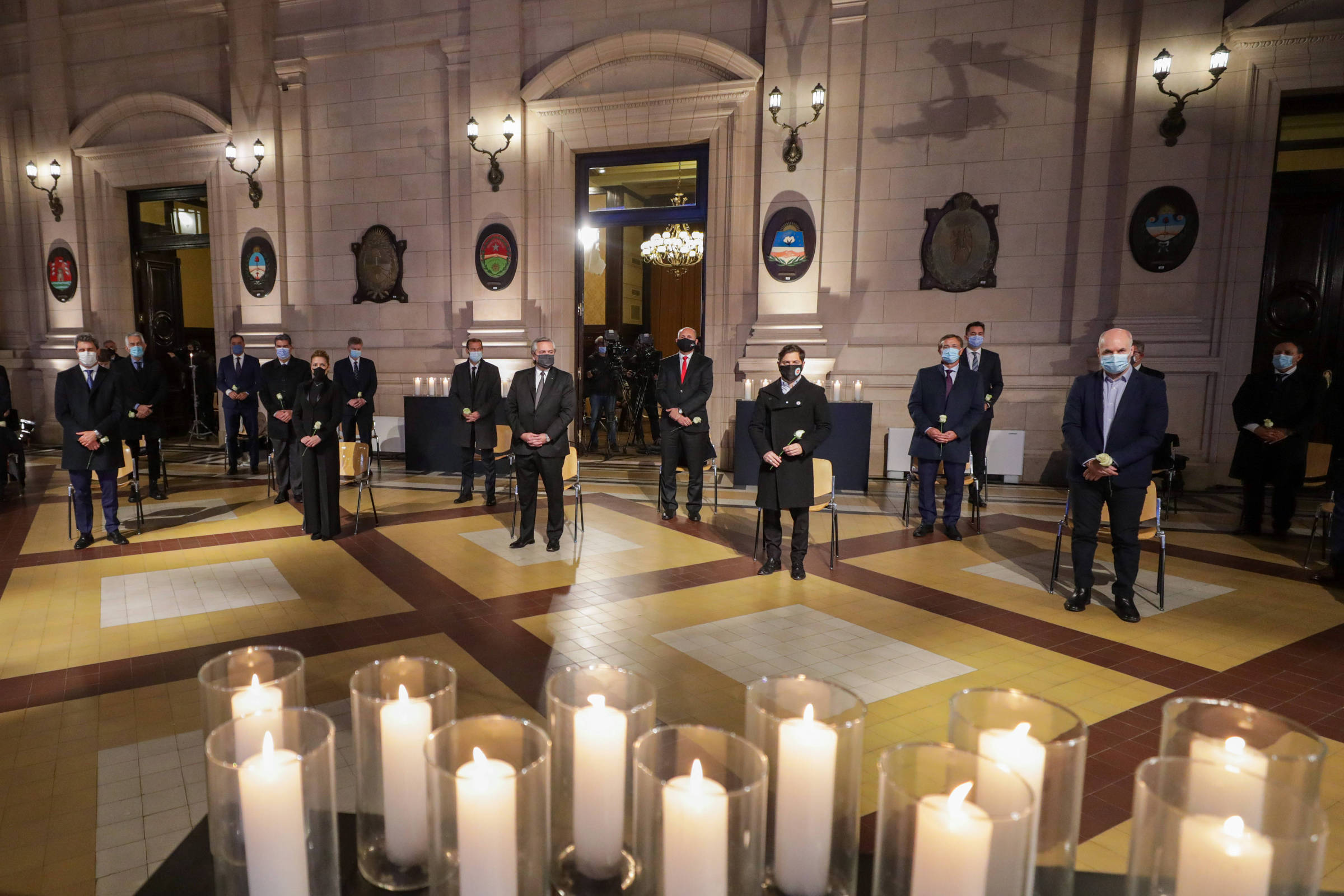 Presidente de Argentina ordena ceremonia fúnebre por más de 92.000 muertos en pandemia – 27/06/2021 – mundo