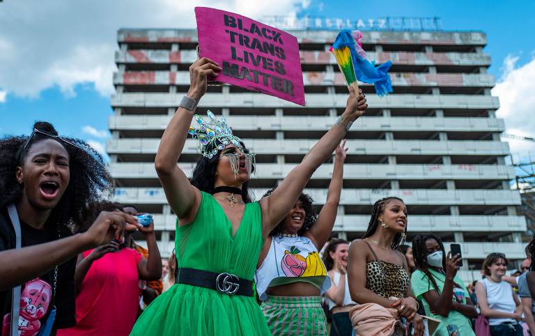 Pessoas na parada LGBTQIA+ de Berlim, na Alemanha, em 2021; na placa, lê-se 'Vidas negras trans importam'