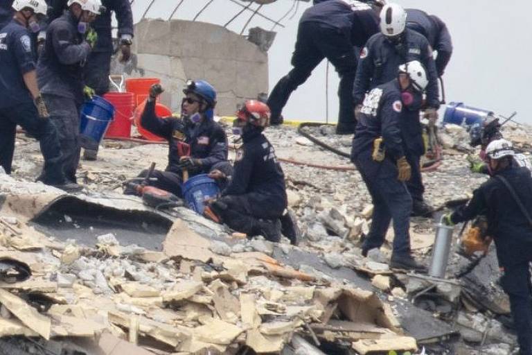 Equipes de resgate trabalham em meio a escombros