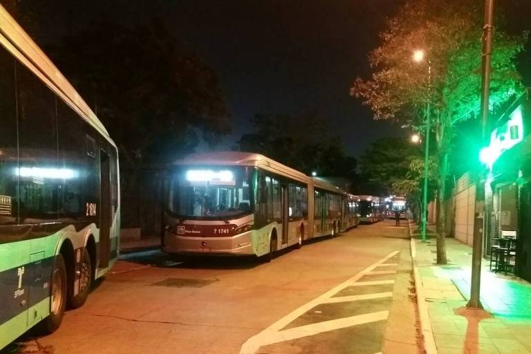 Fila de ônibus do lado de fora do Terminal de Pinheiros, em SP