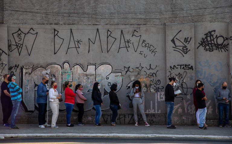 Fila de vacinação de pessoas de 46 anos na UBS Belenzinho, na zona leste de São Paulo