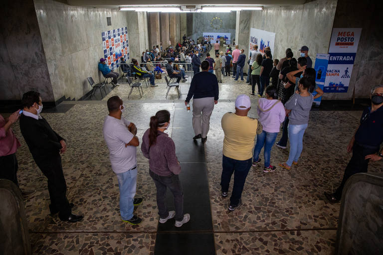 Fila de vacinação contra a Covid-19 de pessoas de 46 anos no megaposto instalado na galeria Prestes Maia, na República, região central de São Paulo
