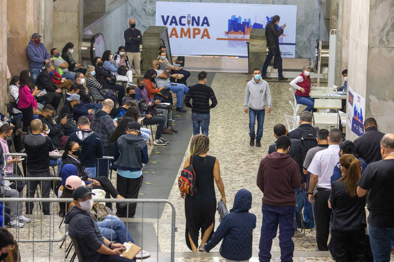 Fila de vacinação contra a Covid-19 de pessoas de 46 anos no megaposto instalado na galeria Prestes Maia, na República, região central de São Paulo