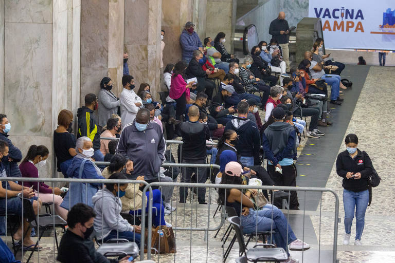 Fila de vacinação contra a Covid-19 de pessoas de 46 anos no megaposto instalado na galeria Prestes Maia, na República, região central de São Paulo