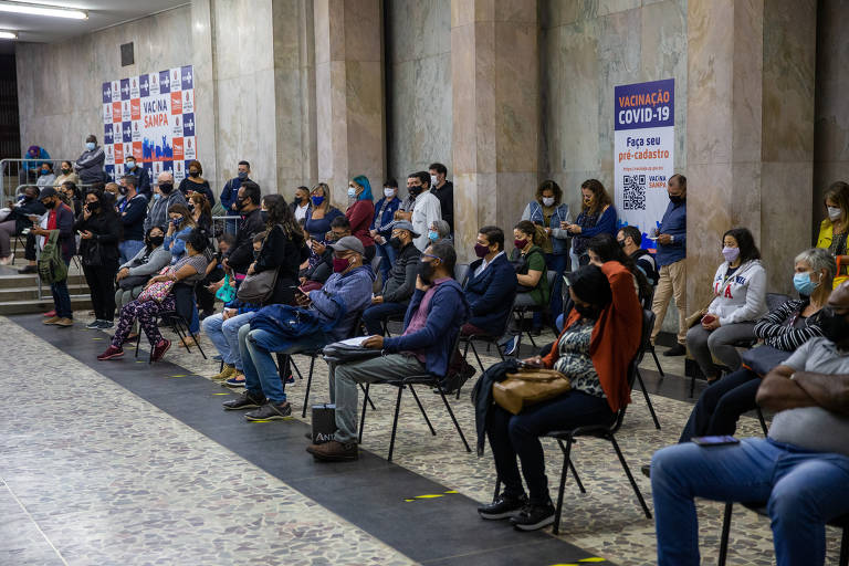 Fila para o cadastro antes da vacinação contra a Covid-19 de pessoas de 46 anos no megaposto instalado na galeria Prestes Maia, na República, região central de São Paulo