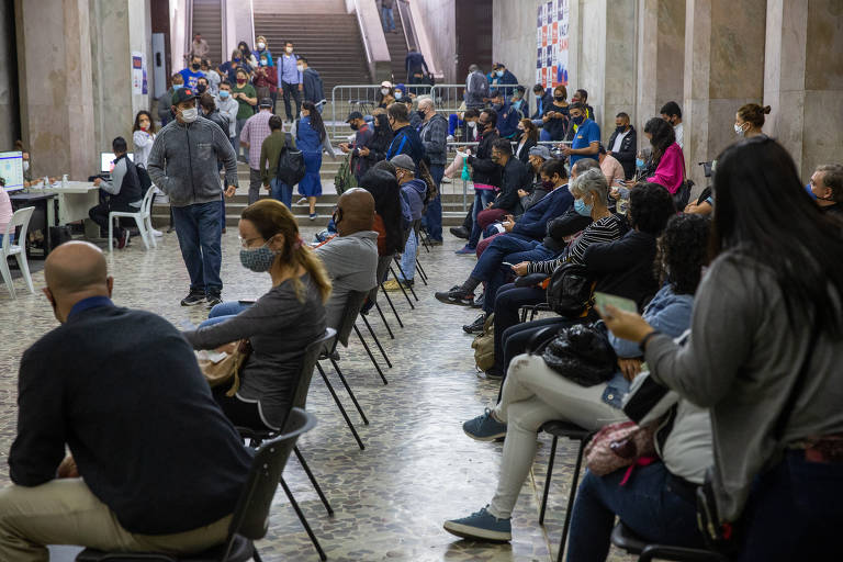 Fila de vacinação contra a Covid-19 de pessoas de 46 anos no megaposto instalado na galeria Prestes Maia, na República, região central de São Paulo