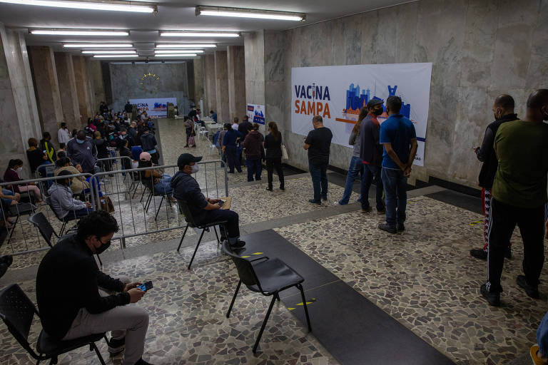 Fila de vacinação contra a Covid-19 de pessoas de 46 anos no megaposto instalado na galeria Prestes Maia, na República, região central de São Paulo