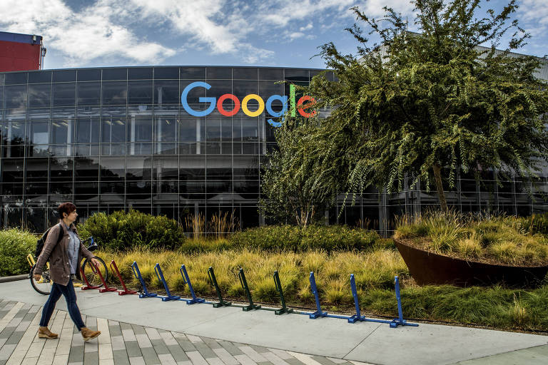 Pessoa caminha em frente à unidade do Google no estado da Califórnia, nos Estados Unidos