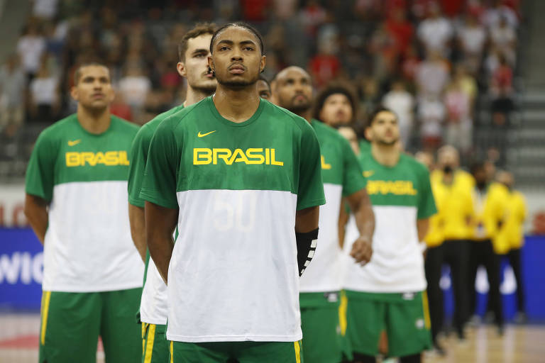 Seleção brasileira perfilada, com Bruno Caboclo à frente