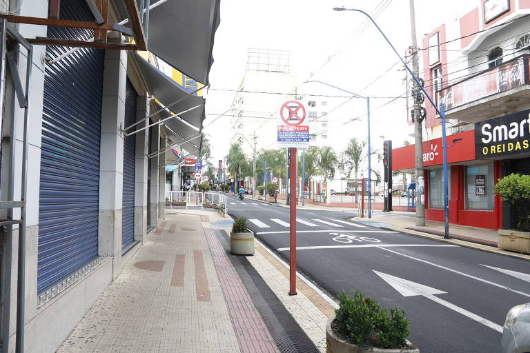 Imagem mostra portas de lojas fechadas e nenhuma pessoa ou veículo nas ruas de Araraquara