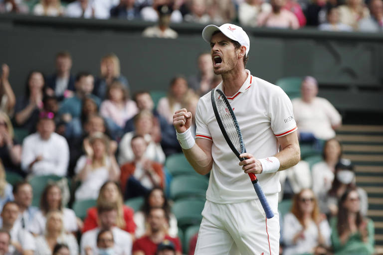 Andy Murray comemora ponto em sua vitória na estreia em Wimbledon
