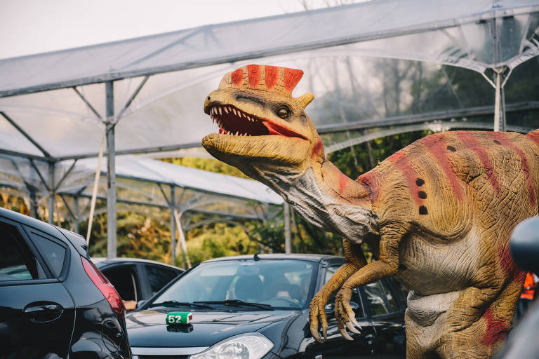 Safári com dinossauros é criado em estacionamento de shopping; veja imagens