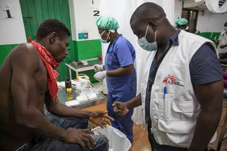 Médico atende paciente no hospital de emergência de Martissant, em Porto Príncipe, capital do Haiti
 