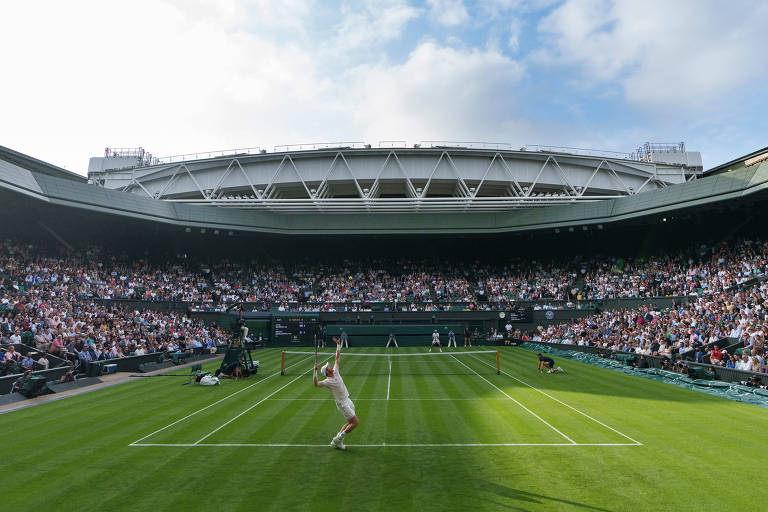 Andy Murray saca na quadra central de Wimbledon com público