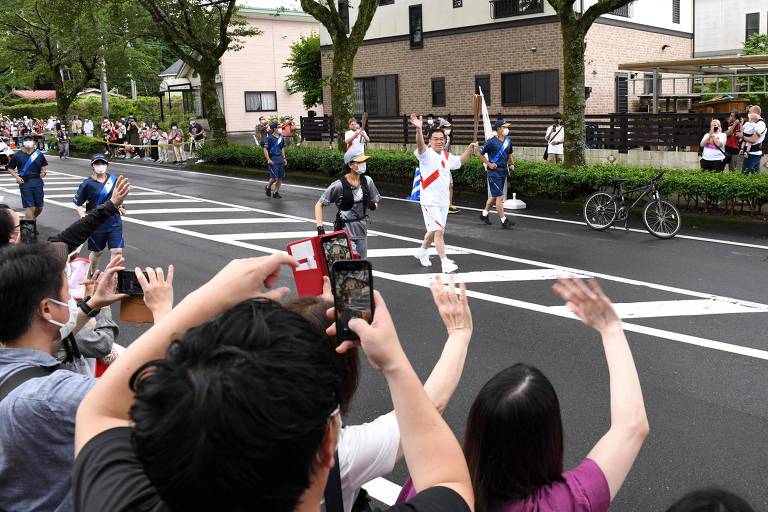 Público se aglomera em Shizuoka durante revezamento da tocha olímpica