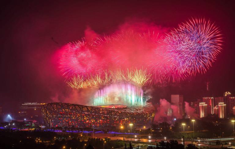 Fogos de artifício em Pequim celebram a data, na segunda (28)