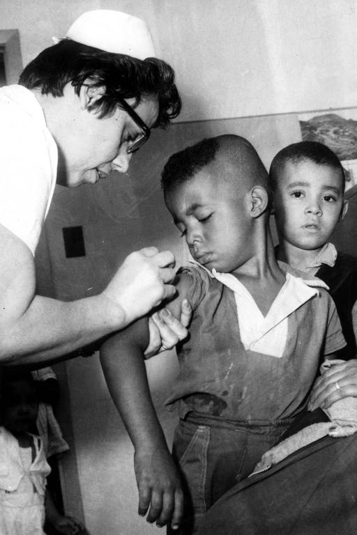 Garoto é imunizado contra varíola durante vacinação em São Paulo (SP) em 1960
