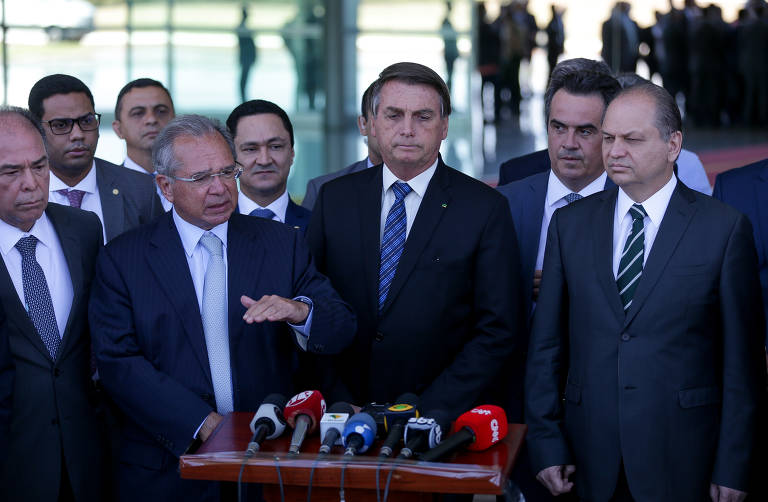 O presidente Jair Bolsonaro, acompanhado dos ministro Paulo Guedes (Economia) e do líder do governo na Câmara, deputado Ricardo Barros (PP-PR), durante pronunciamento para falar sobre a prorrogação do auxílio emergêncial oferecido pelo governo durante a pandemia