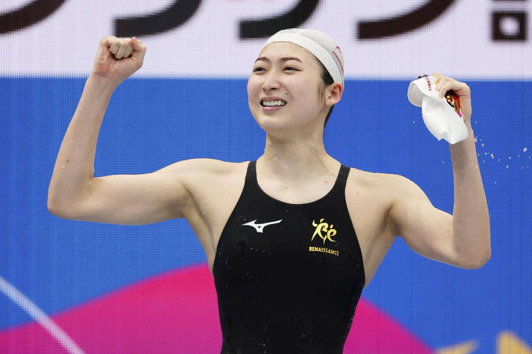 A nadadora Rikako Ikee comemora vitória nos 100 m borboleta no Campeonato Japonês
