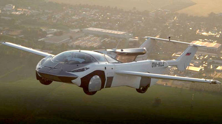 Imagem mostra o protótipo de carro voador voando