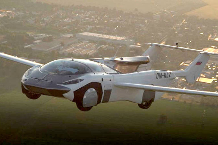 Carro voador completa teste com voo entre dois aeroportos