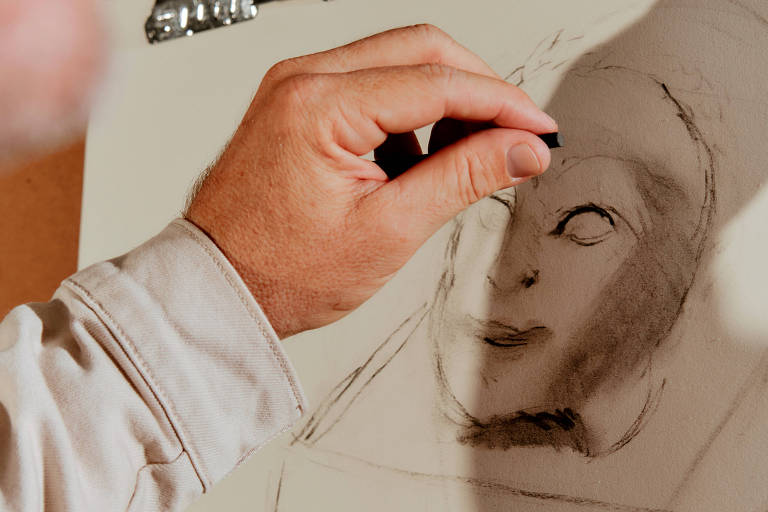 Christian Slater esboça desenho durante aula em Nova York 