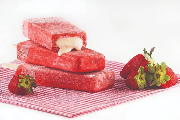 Paleta de morango recheada de leite condensado da Don Camaleon Paletas e Gelatos