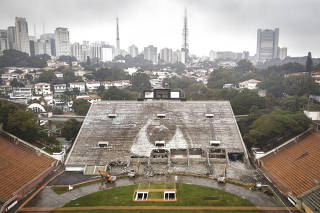 Tobogã do estádio do Pacaembu começa a ser demolido