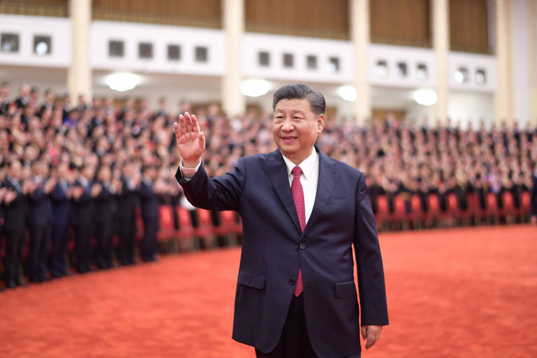 O presidente da China, Xi Jinping, que também é secretário-geral do Comitê Central do Partido Comunista da China, acena para membros do partido, em Pequim
