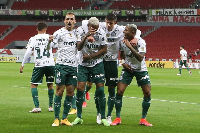 Deyverson (ao centro) comemora com os companheiros o seu gol, que abriu o placar na vitória do Palmeiras sobre o Colorado, no Beira-Rio