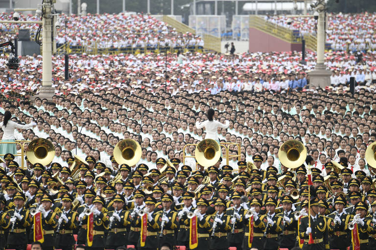 Desfile da banda militar iniciou a cerimônia de celebração logo após apresentação aérea de helicópteros 